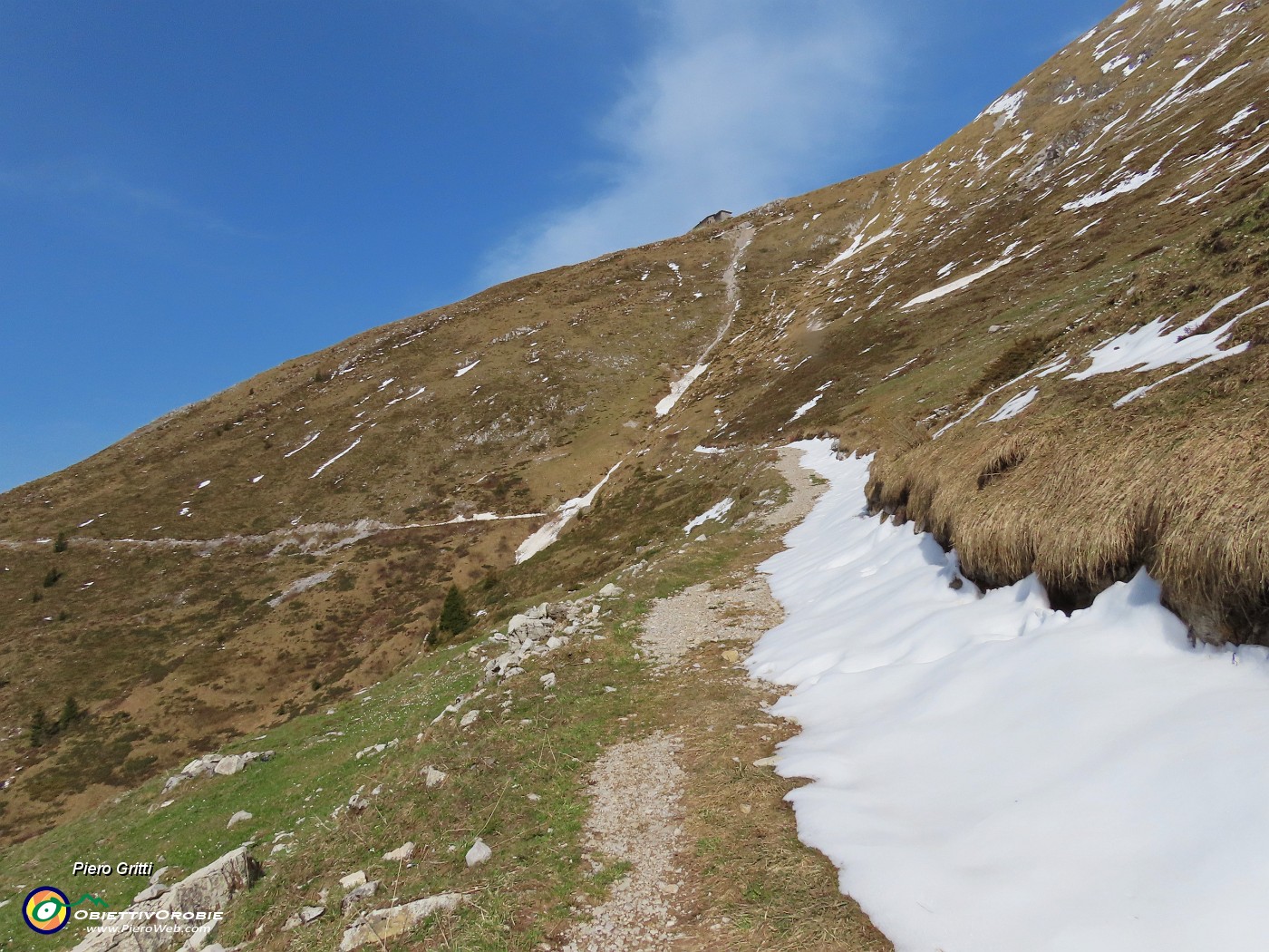 30 Sto percorrendo il sent. 237, a tratti con neve in scioglimento.JPG